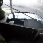 Mulher arromba portão de motel, foge sem pagar e tenta atropelar policias em SP
