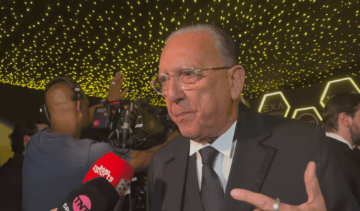 Galvão Bueno, narrador, presente no Leilão Galáctico
