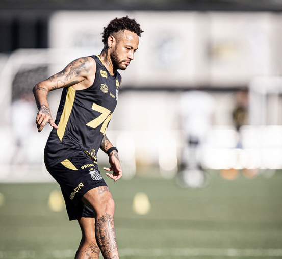 Faixa com protesto contra Neymar é colocada em CT do Santos