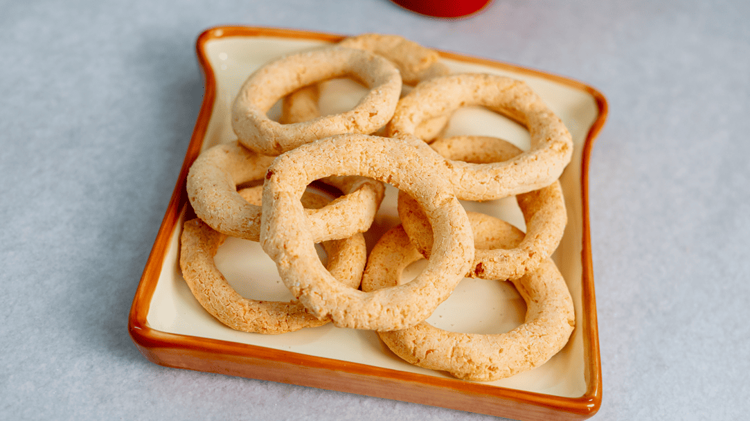 Biscoito de queijo crocante e macio por dentro; confira a receita