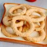 Biscoito de queijo crocante e macio por dentro; confira a receita