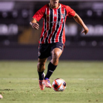 Promessa do São Paulo vira alternativa em meio à série de lesões