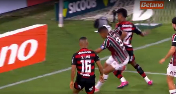 Lance em que Thiago Silva, do Fluminense, derrubou Bruno Henrique, do Flamengo