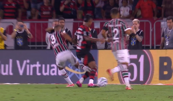 Foi pênalti? Veja análise do VAR sobre lance polêmico em Fluminense x Flamengo