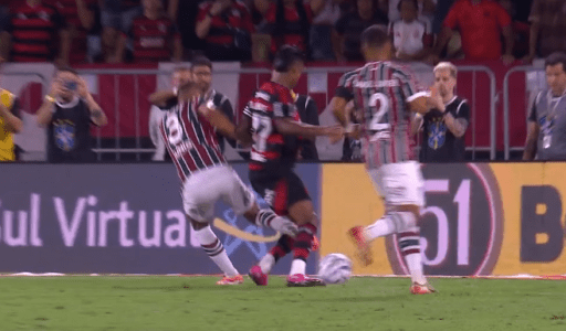Lance em questão revoltou flamenguistas no Maracanã