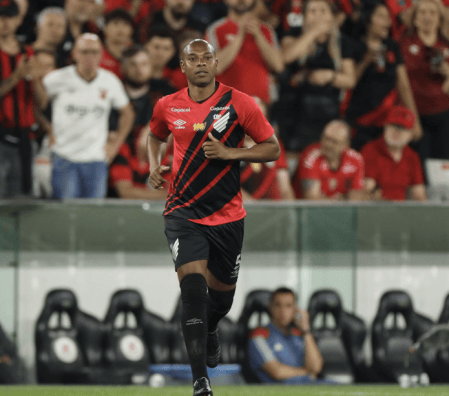 Fernandinho durante jogo pelo Athletico-PR em 2024