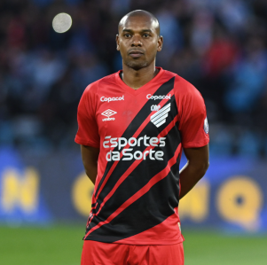 Fernandinho durante jogo do Athletico-PR