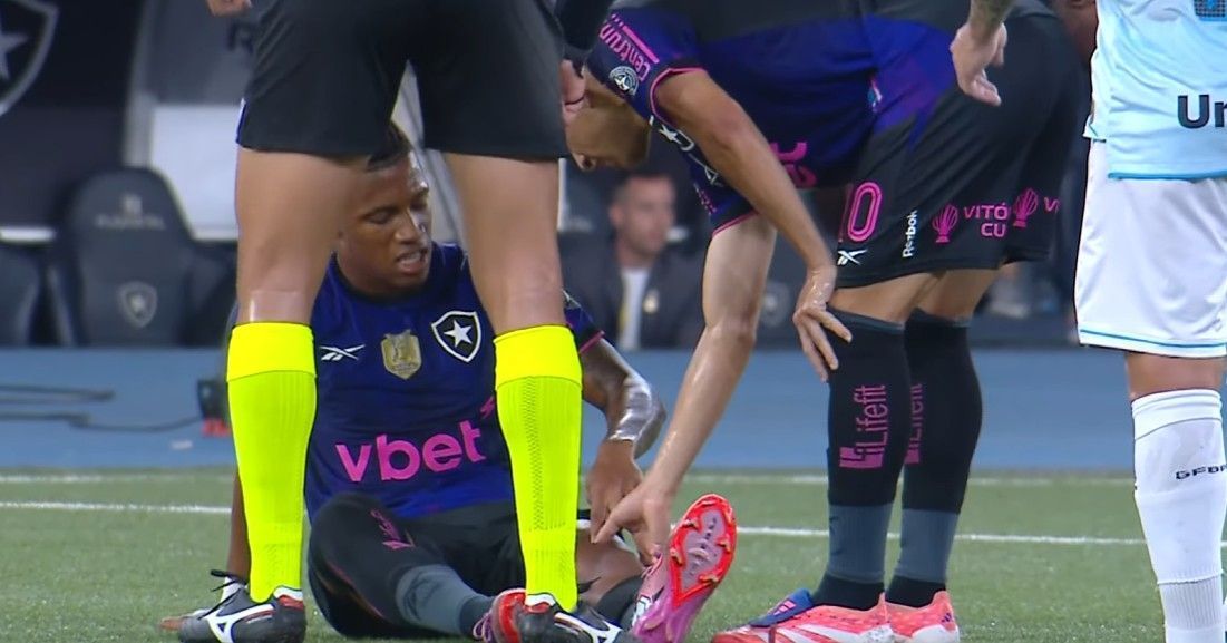 Danilo se machuca no duelo do Botafogo com o Grêmio e vira preocupação