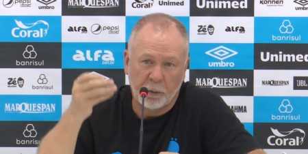 Mano Menezes concedeu entrevista coletiva após a partida do Grêmio com o Botafogo