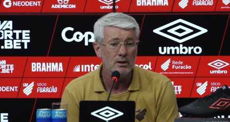 Odair Hellmann durante entrevista coletiva do Athletico-PR após a vitória sobre o América