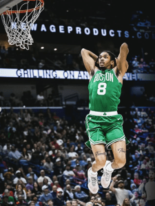 Josh Minott em jogo dos Celtics