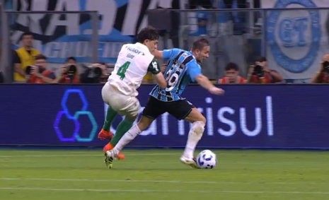 Lance do pênalti e da expulsão de Giay, do Palmeiras