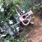 Caminhão de concreto capota em estrada do Ipaneminha em Ipatinga e deixa três feridos