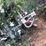 Caminhão de concreto capota em estrada do Ipaneminha em Ipatinga e deixa três feridos