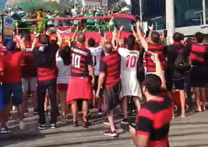 Ônibus com torcedores do Palmeiras em meio à torcida do Flamengo em Lima