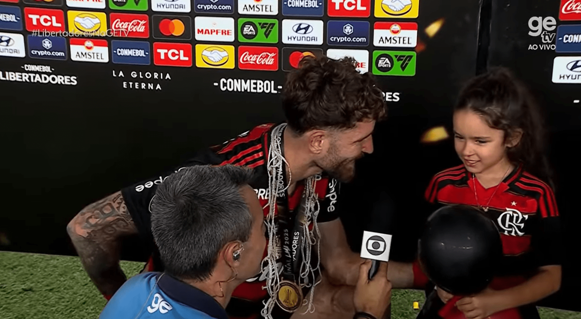 Libertadores: filha de zagueiro do Flamengo interrompe entrevista e rouba a cena