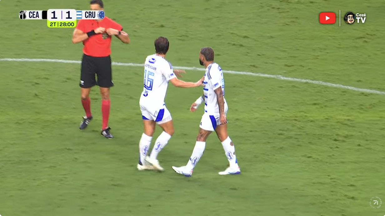 Gabigol reclama com arbitragem, recebe cartão e vira desfalque no Cruzeiro