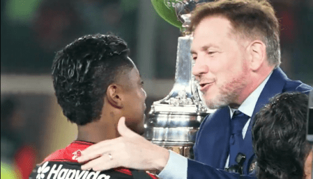 Bruno Henrique, atacante do Flamengo, e Alejandro Domínguez, presidente da Conmebol