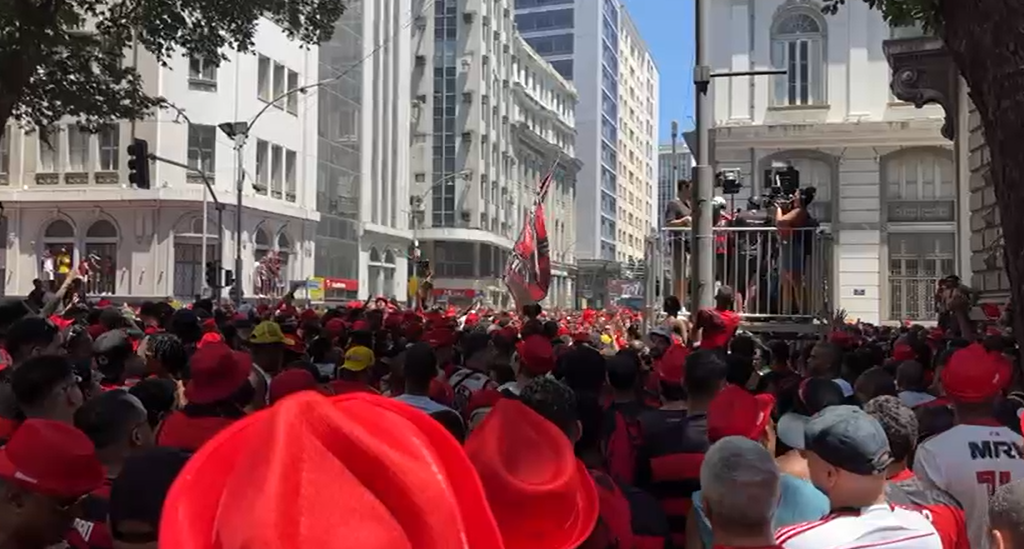 Torcida do Flamengo vai às ruas do Rio para celebrar o tetra da Libertadores; veja