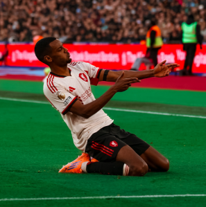 Isak marca gol da vitória do Liverpool diante do West Ham