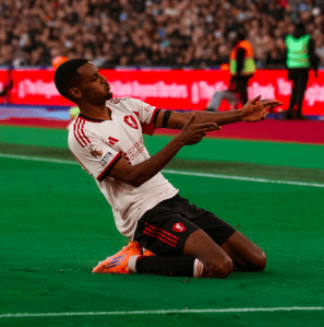 Isak marca gol da vitória do Liverpool diante do West Ham