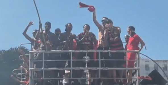 Festa dos jogadores do Flamengo no carro aberto