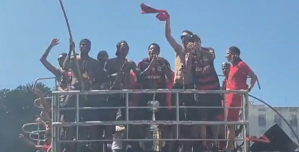 Festa dos jogadores do Flamengo no carro aberto