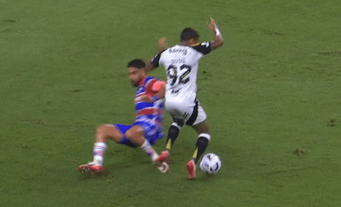 Lance polêmico envolvendo Dudu aconteceu ainda no primeiro tempo, quando o jogo estava 0 a 0