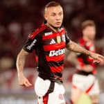 Atacante do Flamengo revela procura de seis clubes para a próxima temporada