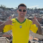 Camisa da Seleção, Corinthians e mais: astro de Portugal curte férias no Brasil