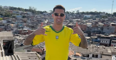 João Cancelo posa com a camisa da Seleção Brasileira