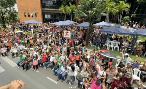 Assembleia aconteceu em frente à Câmara Municipal de Belo Horizonte, nesta quarta-feira (3)
