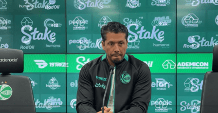 Thiago Carpini na entrevista coletiva após a derrota do Juventude para o Santos