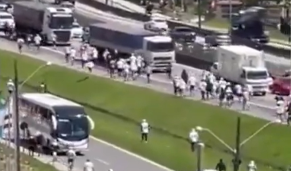 Organizada do Santos ataca ônibus de torcida do Inter e deixa feridos; veja vídeo