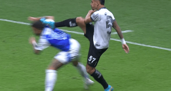 Momento da entrada de David Ricardo, do Botafogo, em Matheus Henrique, do Cruzeiro