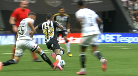 Lance que gerou expulsão de Hugo Moura, do Vasco, em confronto contra o Atlético