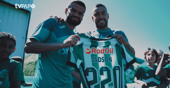 Jadson, à esquerda, recebeu uma camiseta de Alan Ruschel, à direita, em homenagem aos 220 jogos que realizou pelo Juventude
