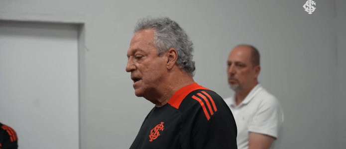 Abel Braga em conversa com o elenco do Inter