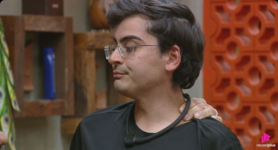 Dudu Camargo chora em A Fazenda 17