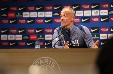 Luis Enrique, técnico do Paris Saint-Germain, da França, em entrevista coletiva