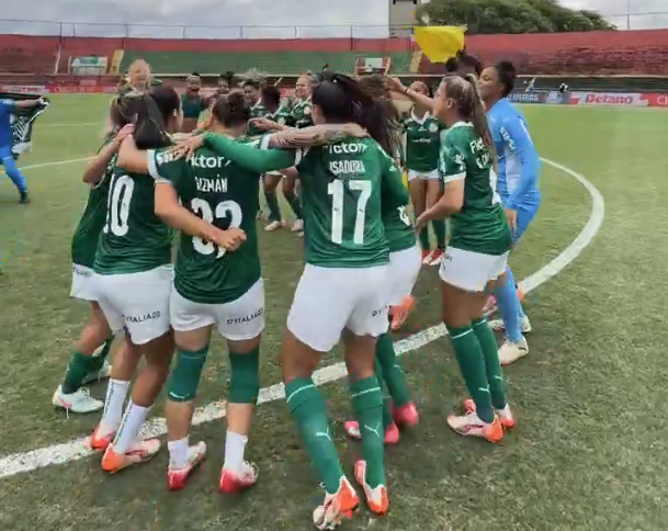 Corinthians vence, mas Palmeiras segura placar e é campeão paulista feminino