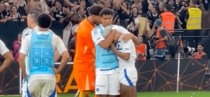 Matheus Pereira chora após eliminação do Cruzeiro na Copa do Brasil