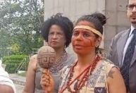 Justiça absolve manifestante presa por pichar estátua em protesto em BH