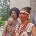 Justiça absolve manifestante presa por pichar estátua em protesto em BH