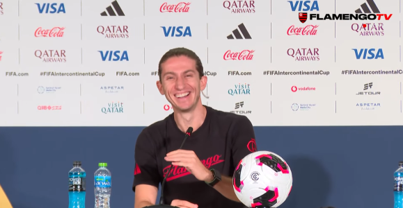 Filipe Luís dá risadas ao ver Diego Alves, ex-companheiro de Flamengo, como 'repórter' em entrevista coletiva