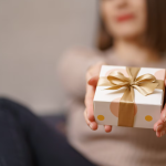 Entenda como funciona o golpe do entregador de presente falso