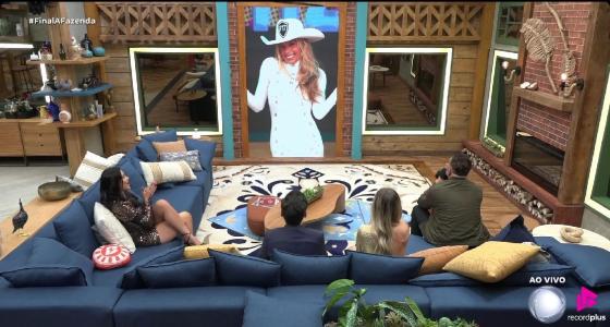 Adriane Galisteu conversa com o TOP 4 de A Fazenda 17