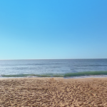 Justiça de SC decide que nudez na Praia do Pinho não é crime; prefeitura pode recorrer