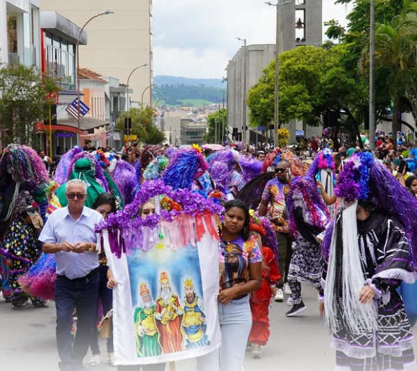 Folia de Reis inicia apresentações tradicionais em Varginha