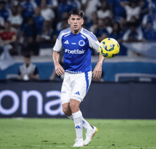 Villalba, do Cruzeiro, é eleito melhor o zagueiro pelo Trófeu Guará